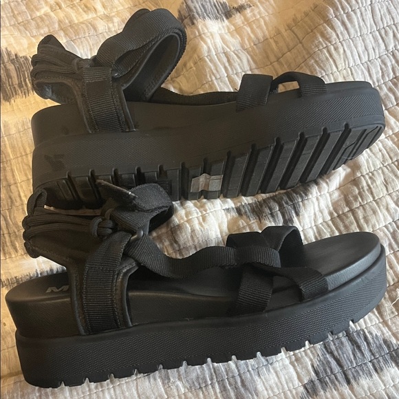 NWOT MIA Black Platform Sandals - Picture 7 of 9